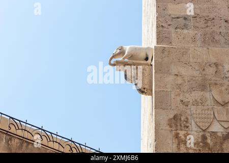 Elefantenskulptur auf dem mittelalterlichen Turm in Cagliari Stockfoto