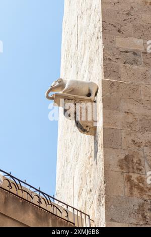 Elefantenstatue auf dem mittelalterlichen Turm in Carriage, Sardinien, Italien. Stockfoto