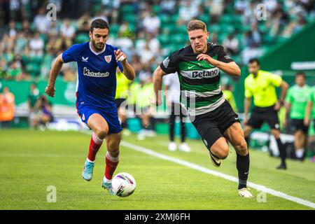 Viktor Gyokeres von Sporting CP (R) und Inigo Lekue vom Athletic Club (L) wurden während des Vorsaison-Freundschaftsspiels zwischen Sporting CP und Athletic Club im Estadio Jose Alvalade gesehen. Endstand; Sporting CP 3:0 Athletic Club. Stockfoto