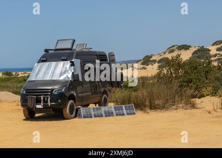 Schwarzer Wohnmobil mit Solarpaneelen Stockfoto