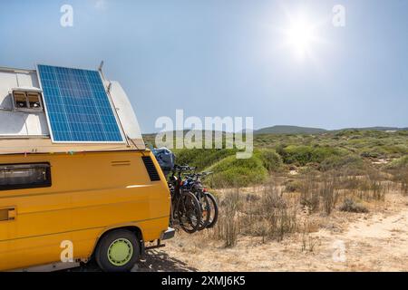 Gelber Wohnwagen mit Sonnenkollektor in der Wüste Stockfoto