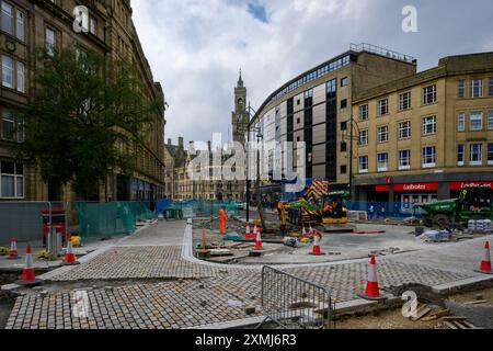 Verbesserungen beim Walking Cycling zur Schaffung einer Fußgängerzone (Männer arbeiten, Baustellen, Fahrbahn gesperrt) – Umwandlung in Bradford, West Yorkshire England Großbritannien. Stockfoto