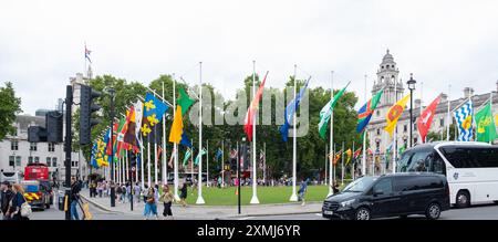 London, Großbritannien - 25. Juli 2014: Flaggen von 52 historischen Grafschaften von England, Schottland und Wales um den Parliament Square Garden. Stockfoto