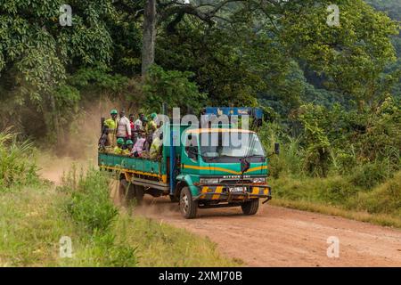 FORT PORTAL, UGANDA - 11. MÄRZ 2020: Lastwagen mit lokalen Arbeitern in der Kraterseen-Region in der Nähe von Fort Portal, Uganda Stockfoto