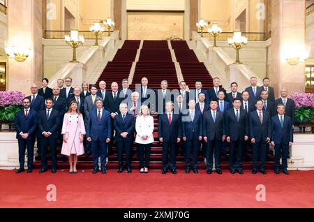 Peking, China. Juli 2024. Der chinesische Premierminister Li Qiang und der italienische Premierminister Giorgia Meloni posieren für ein Foto mit Vertretern von Unternehmern aus China und Italien vor der Eröffnungszeremonie der siebten Sitzung des China-Italien-Unternehmerkomitees in der Großen Halle des Volkes in Peking, der Hauptstadt Chinas, am 28. Juli 2024. Der chinesische Ministerpräsident Li Qiang nahm an der Eröffnungszeremonie der siebten Sitzung des chinesisch-italienischen Unternehmerkomitees mit der italienischen Premierministerin Giorgia Meloni Teil und sprach an der Eröffnungszeremonie. Quelle: Liu Weibing/Xinhua/Alamy Live News Stockfoto