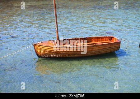 Traditionelles Schlauchboot aus Klinker am St. Michael's Mount, Cornwall, Großbritannien - John Gollop Stockfoto