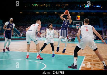 Lille, Frankreich. Juli 2024. Derrick White von den USA schießt gegen Serbien in der Gruppe C der Männer bei den Olympischen Sommerspielen in Lille, Frankreich, am Sonntag, den 28. Juli 2024. Foto: Paul Hanna/UPI. Quelle: UPI/Alamy Live News Stockfoto