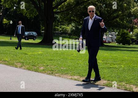 Washington, USA. Juli 2024. US-Präsident Joe Biden ist auf dem Südrasen des Weißen Hauses angekommen, nachdem er am Sonntag, den 28. Juli, in Washington, DC, angekommen ist. 2024. die USA verpflichteten sich, die gesamte Streitkraft ihres Militärs zur Verteidigung der Verbündeten Japan und Südkorea einzusetzen, als sie mit den beiden ein Abkommen unterzeichneten, um die Gewinne bei der Sicherheitszusammenarbeit zu festigen, bevor Amerika im November seinen nächsten Präsidenten wählt. Fotograf: Tierney L. Cross/Pool/SIPA USA Credit: SIPA USA/Alamy Live News Stockfoto