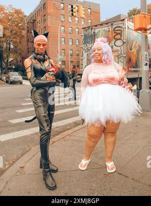 Brooklyn, New York, USA, 20. Oktober 2023. Frau und Mann in Halloween-Kostümen, schwarzem Latex und rosa Kleid Stockfoto