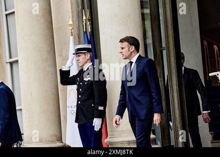 Paris, Frankreich. Juni 2024. Antonin Burat/Le Pictorium - Besuch des Komoren-Präsidenten Azali Assoumani im Elysee-Palast - 08/06/2024 - Frankreich/Paris - der französische Präsident Emmanuel Macron empfängt den Komoren-Präsidenten Azali Assoumani am 26. Juli 2024 im Elysee-Palast zu einem bilateralen Gespräch. Quelle: LE PICTORIUM/Alamy Live News Stockfoto