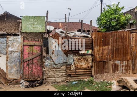 KATUNGURU, UGANDA - 16. MÄRZ 2020: Blick auf ein zerbröckelndes Haus im Dorf Katunguru, Uganda Stockfoto