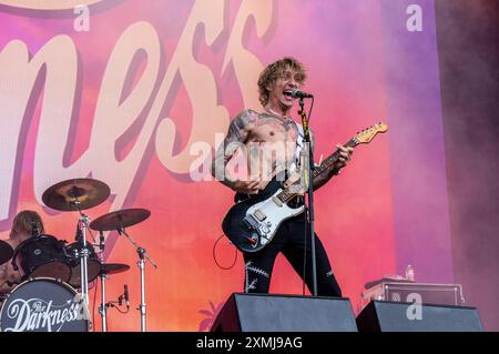 Henham Park, Suffolk, Großbritannien. Juli 2024. Sänger und Gitarrist Justin Hawkins spielte ein Live-Set in der Sonne auf der Obelisk-Bühne beim Latitude Festival mit seiner englischen Rockband The Darkness. ernesto Rogata/Alamy Live News Stockfoto