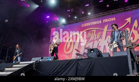 Henham Park, Suffolk, Großbritannien. Juli 2024. Sänger und Gitarrist Justin Hawkins spielte ein Live-Set in der Sonne auf der Obelisk-Bühne beim Latitude Festival mit seiner englischen Rockband The Darkness. ernesto Rogata/Alamy Live News Stockfoto