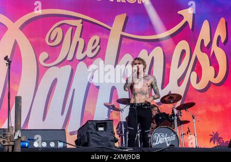 Henham Park, Suffolk, Großbritannien. Juli 2024. Sänger und Gitarrist Justin Hawkins spielte ein Live-Set in der Sonne auf der Obelisk-Bühne beim Latitude Festival mit seiner englischen Rockband The Darkness. ernesto Rogata/Alamy Live News Stockfoto