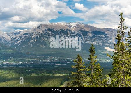 Blick auf Canmore im Norden Kanadas während der Sommerzeit vom Grassi Lakes Trail aus mit majestätischen Bergen, die die atemberaubende, wilde Natur umgeben Stockfoto