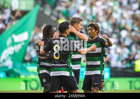 Lissabon, Portugal. Juli 2024. Die Spieler des Sporting CP-Teams feiern, nachdem sie im Vorsaison-Freundschaftsspiel zwischen Sporting CP und Athletic Club im Estadio Jose Alvalade ein Tor geschossen haben. Endstand; Sporting CP 3:0 Athletic Club. (Foto: Henrique Casinhas/SOPA Images/SIPA USA) Credit: SIPA USA/Alamy Live News Stockfoto