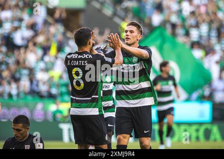 Lissabon, Portugal. Juli 2024. Pedro Goncalves und Viktor Gyokeres von Sporting CP feiern, nachdem sie während des Freundschaftsspiels zwischen Sporting CP und Athletic Club im Estadio Jose Alvalade ein Tor geschossen haben. Endstand; Sporting CP 3:0 Athletic Club. (Foto: Henrique Casinhas/SOPA Images/SIPA USA) Credit: SIPA USA/Alamy Live News Stockfoto