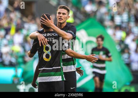 Lissabon, Portugal. Juli 2024. Pedro Goncalves und Viktor Gyokeres von Sporting CP feiern, nachdem sie während des Freundschaftsspiels zwischen Sporting CP und Athletic Club im Estadio Jose Alvalade ein Tor geschossen haben. Endstand; Sporting CP 3:0 Athletic Club. (Foto: Henrique Casinhas/SOPA Images/SIPA USA) Credit: SIPA USA/Alamy Live News Stockfoto