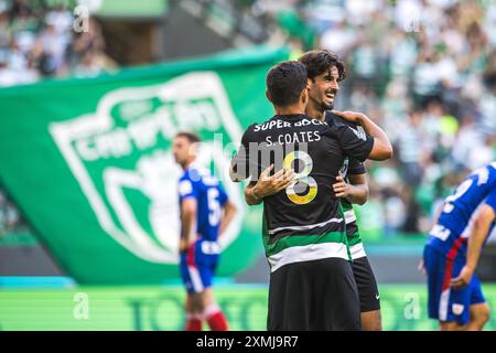 Lissabon, Portugal. Juli 2024. Pedro Goncalves und Francisco Trincao von Sporting CP feiern, nachdem sie während des Freundschaftsspiels zwischen Sporting CP und Athletic Club im Estadio Jose Alvalade ein Tor geschossen haben. Endstand; Sporting CP 3:0 Athletic Club. (Foto: Henrique Casinhas/SOPA Images/SIPA USA) Credit: SIPA USA/Alamy Live News Stockfoto