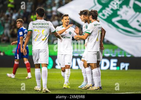 Lissabon, Portugal. Juli 2024. Die Spieler des Sporting CP-Teams feiern, nachdem sie im Vorsaison-Freundschaftsspiel zwischen Sporting CP und Athletic Club im Estadio Jose Alvalade ein Tor geschossen haben. Endstand; Sporting CP 3:0 Athletic Club. (Foto: Henrique Casinhas/SOPA Images/SIPA USA) Credit: SIPA USA/Alamy Live News Stockfoto