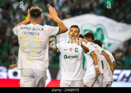 Lissabon, Portugal. Juli 2024. Pedro Goncalves und Ivan Fresneda von Sporting CP feiern, nachdem sie während des Freundschaftsspiels zwischen Sporting CP und Athletic Club im Estadio Jose Alvalade ein Tor geschossen haben. Endstand; Sporting CP 3:0 Athletic Club. (Foto: Henrique Casinhas/SOPA Images/SIPA USA) Credit: SIPA USA/Alamy Live News Stockfoto