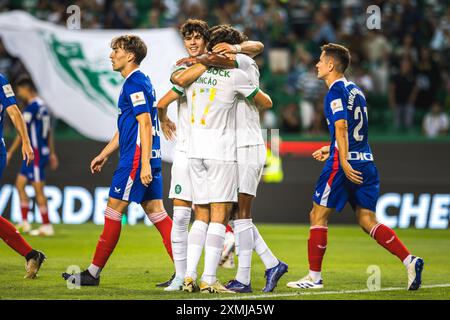 Lissabon, Portugal. Juli 2024. Die Spieler des Sporting CP-Teams feiern, nachdem sie im Vorsaison-Freundschaftsspiel zwischen Sporting CP und Athletic Club im Estadio Jose Alvalade ein Tor geschossen haben. Endstand; Sporting CP 3:0 Athletic Club. (Foto: Henrique Casinhas/SOPA Images/SIPA USA) Credit: SIPA USA/Alamy Live News Stockfoto