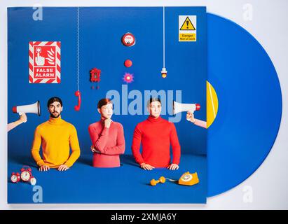 Blue Vinyl und LP-Cover von False Alarm, dem vierten Studioalbum der Indie-Rock-Band Two Door Cinema Club, das 2019 veröffentlicht wurde Stockfoto