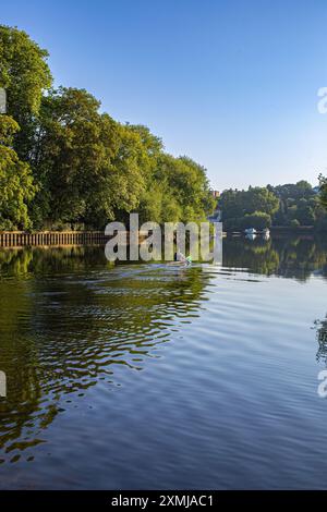 Man fährt Kajak auf der Themse in Richmond upon Thames, Greater London, UK Stockfoto