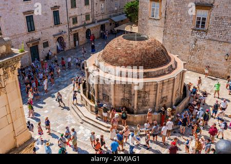 DUBROVNIK, KROATIEN - 29. JUNI 2024: Urlauber genießen den Sommerurlaub in Dubrovnik, der kroatischen Stadt, die berühmt ist für ihre Altstadt, die von mittelalterlichen Mauern umgeben ist Stockfoto