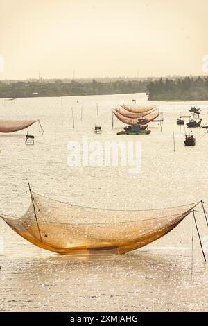 Stationärer Aufzug Netzfischfalle am Cua Dai Beach, Hoi an, Vietnam. Hoian ist von der UNESCO als Weltkulturerbe anerkannt. Stockfoto