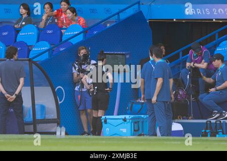 Paris, Frankreich. Juli 2024. Paris, Frankreich, 28. Juli 2024: VAR während der Olympischen Spiele Paris 2024 Fußball Gruppe C der Frauen zwischen Brasilien und Japan im Parc des Princes in Paris, Frankreich. (ANE Frosaker/SPP) Credit: SPP Sport Press Photo. /Alamy Live News Stockfoto