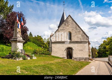 Romanische Kirche Sainte-Radegonde in Giverny, Region Normandie, Frankreich. Der französische Maler Claude Monet ist auf dem Friedhof begraben. Stockfoto