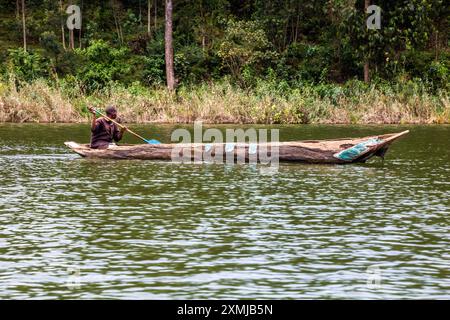 BUNYONYI, UGANDA - 19. MÄRZ 2020: Kanu auf dem Bunyonyi See, Uganda Stockfoto