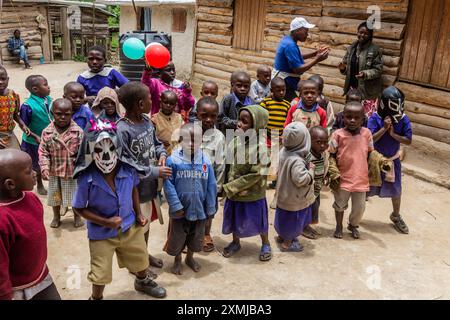 BUNYONYI, UGANDA - 19. MÄRZ 2020: Kinder im Smiling Hearts Kinderheim in der Nähe des Bunyonyi Lake, Uganda Stockfoto