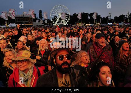 Malmesbury, England, Großbritannien. Juli 2024. Das WOMAD (World of Music, Arts and Dance) Festival beginnt im Charlton Park, Wiltshire, wo es um die globale Musik, Kunst und Kultur geht. Die Veranstaltung bietet Auftritte internationaler Künstler, Workshops, Imbissstände und vielfältige kulturelle Darbietungen, die den Teilnehmern ein lebendiges und immersives Erlebnis bieten. (Kreditbild: © Joao Daniel Pereira/ZUMA Press Wire) NUR REDAKTIONELLE VERWENDUNG! Nicht für kommerzielle ZWECKE! Stockfoto