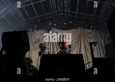 Malmesbury, England, Großbritannien. Juli 2024. Der Auftritt des Young Father beim WOMAD (World of Music, Arts and Dance) Festival beginnt im Charlton Park, Wiltshire, wo es um die globale Musik, Kunst und Kultur geht. Die Veranstaltung bietet Auftritte internationaler Künstler, Workshops, Imbissstände und vielfältige kulturelle Darbietungen, die den Teilnehmern ein lebendiges und immersives Erlebnis bieten. (Kreditbild: © Joao Daniel Pereira/ZUMA Press Wire) NUR REDAKTIONELLE VERWENDUNG! Nicht für kommerzielle ZWECKE! Stockfoto