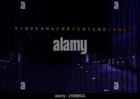 Markantes Nachtbüro des Regierungsgebäudes Bundesnachrichtendienst, BND-Gebäude in Berlin, Bundesdienst agen Stockfoto