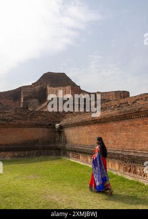 Bangladeshi Tourist in Somapura Mahavihara, Rajshahi Division, Badalgachhi, Bangladesch Stockfoto