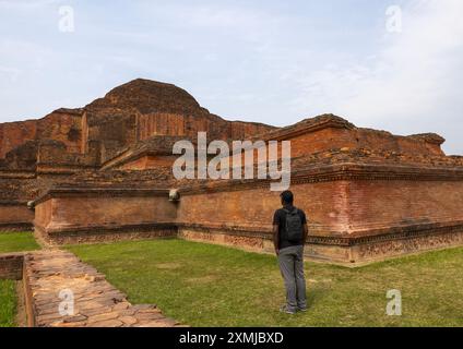 Bangladeshi Tourist in Somapura Mahavihara, Rajshahi Division, Badalgachhi, Bangladesch Stockfoto