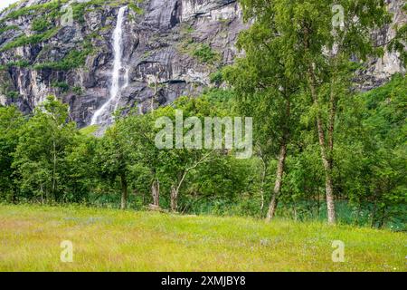 Atemberaubende Wasserfälle des Flusses Rauma in Åndalsnes, Norwegen Stockfoto