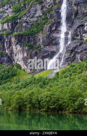 Atemberaubende Wasserfälle des Flusses Rauma in Åndalsnes, Norwegen Stockfoto