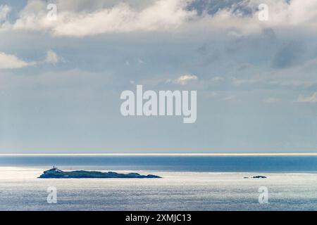 Leuchtturm auf einer kleinen Insel in der Nähe von Runde, Sørøyane Archipel, Herøy, Norwegen Grasøyane Stockfoto