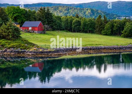 Küstenlandschaft und Fjord mit rotem Gebäude in der Nähe von Ålesund, Norwegen Stockfoto