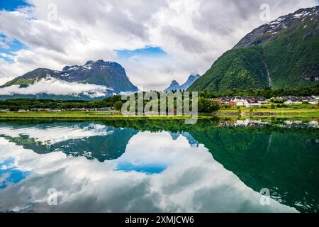 Majestätische Åndalsnes und Romsdalsfjorden in Norwegen Stockfoto