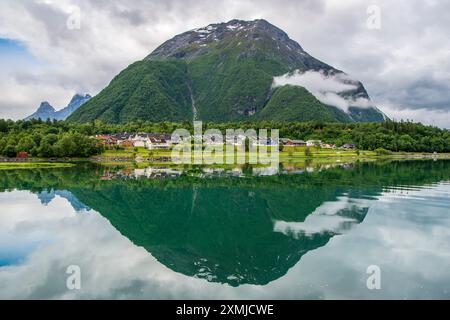 Majestätische Åndalsnes und Romsdalsfjorden in Norwegen Stockfoto