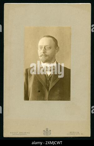 Europa, Deutschland, Berlin, Porträt eines Herrn mit Nickelbrille und Spitzbart, Fotografie, Atelier Adolf Halwas, Berlin, 1905. Rechte werden nicht vertreten . / Europa, Deutschland, Berlin, Porträt eines Gentleman mit Nickelbrille und Spitzbart , Fotografie, Atelier Adolf Halwas, Berlin, 1905 . Es gibt keine Rechte . Stockfoto