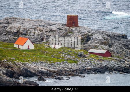 Historischer Leuchtturm auf der Insel Runde, Sørøyane Archipel, Herøy, Norwegen Stockfoto