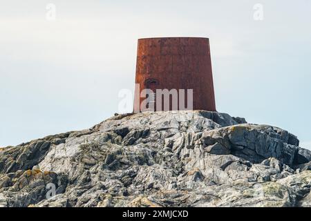 Historischer Leuchtturm auf der Insel Runde, Sørøyane Archipel, Herøy, Norwegen Stockfoto