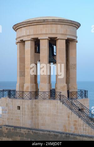 Belagerungsglocken-Pavillon am Belagerungsbell war Memorial zum Gedenken an die maltesischen Beiträge an die Alliierten im Zweiten Weltkrieg, hoch über dem Ozean bei Valletta, Malta Stockfoto