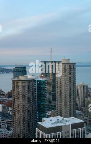 Blick auf die nebelige Innenstadt von Seattle, WA, USA Anfang 2023. Stockfoto